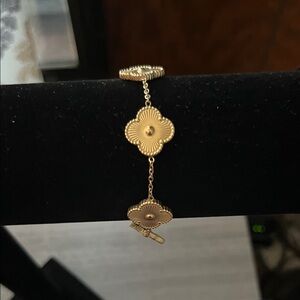 Elegant Gold Clover Bracelet